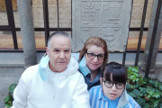 Marta, de 13 años, en una imagen con sus padres.