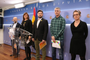 Mireia Vehí (CUP), Oskar Matute (EH Bildu), Gabriel Rufián (ERC), Laura Borràs (JxCat) i Nestor Rego (BNG) a la sala de premsa del Congrés.