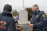 El policía en el momento de poner la musica en su teléfono móvil.