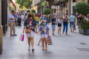 Imatge del carrer Llovera de Reus durant el primer dia de la campanya de rebaixes d'estiu.