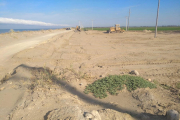 Máquinas trabajando en la playa de la Marquesa, en Deltebre, en una imagen difundida el 6 de julio del 2021.