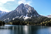 El cim dels Encantats amb l'estany de Sant Maurici als peus, al Parc Nacional d'Aigüestortes.