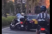 Momento en que el taxi cierra el paso en la moto para hacerla caer.