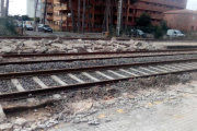 Obras en la vía del tren a la altura de la calle de Pere Martell, donde ya se han derribado los andenes.