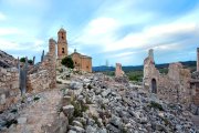 Part de les runes del Poble Vell de Corbera d'Ebre amb l'Església de Sant Pere al fons.