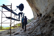 Especialistes treballant en el projecte d'estudi i recuperació de les pintures rupestres de l'abric IV de l'ermita d'Ulldecona.