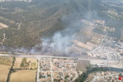 Cortan la C-51 en el Vendrell a causa de un incendio de vegetación