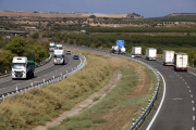 Una imatge de l'AP-2 carregada de trànsit de cotxes i camions.