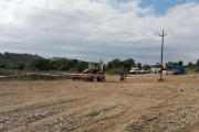 Un tractor treballant en les obres per construir la depuradora.