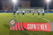 Els futbolistes del Nàstic sobre la gespa del Municipal de Linarejos.