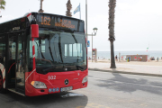 Imatge d'arxiu d'un autobús a la platja de l'Arrabassada.