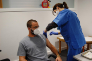 Una sanitaria inyectando la segunda dosis de la vacuna de la covid-19.