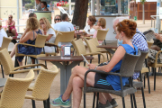 Unes persones a la terrassa d'un bar.