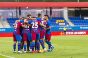 Els jugadors del Barça B celebren el gol que va marcar la passada jornada Nils Mortimer en l'empat a casa contra l'Algeciras (1-1).