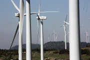 Imatge d'arxiu d'un parc eòlic de Catalunya amb una desena d'aerogeneradors.