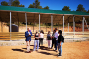 La presidenta de la Diputació de Tarragona, Noemí Llauradó, acompanyada d'altres autoritats, durant la seva visita a Espais Test de Gandesa.