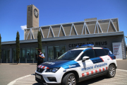 Imatge d'arxiu del centre 112 de Reus amb un vehicle dels Mossos d'Esquadra.