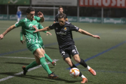 Karim conduint l'esfèrica davant la pressió rival en el partit de diumenge contra el Cornellà.