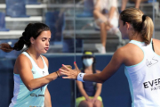 Ari Sánchez i Paula Josemaría celebrant un punt a la final del World Padel Tour a Portugal.