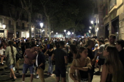 Persones al passeig del Born, algunes fent 'botellón', sense distàncies ni mascareta, en la cinquena onada de la covid-19.