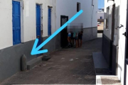 El proyectil, colocado a modo de adorno en la puerta de una casa de Caleta de Sebo (La Graciosa).