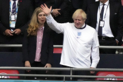 Johnson mirando la final de la Eurocopa hoy en Wembley (Londres).