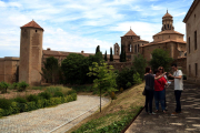 Plano general de un grupo de jóvenes dentro del recinto del Monasterio de Poblet.