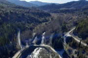 Plano general de la cuenca del río Siurana, desde la presa del pantano, que desembalsa agua.