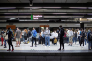 Usuaris de Renfe esperant a les andanes de l'estació de Sants a Barcelona.