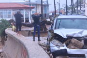 L'alcalde d'Alcanar, Joan Roig, observant les destrosses que l'aiguat a fet a les Cases d'Alcanar.