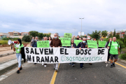 Los manifestantes que han participado en la protesta para parar el proyecto de urbanización del bosque de Miramar en Cunit.