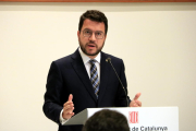 Pla mitjà del president de la Generalitat, Pere Aragonès, en roda de premsa a la Sala Torres Garcia de Palau.