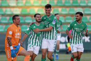 Jugadors del filial del Betis celebren el gol que va marcar Lara contra l'UCAM Murcia i que va significar sumar el primer triomf.