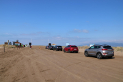 Pla general dels vehicles fent cua per accedir a la platja del Trabucador.