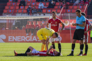 Fran Carbia estès a terra després de rebre un cop a la cara.