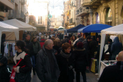 El 'Gran Mercat de la Punta al Coixí de Catalunya' es un punto de encuentro para|por las encajeras de todas partes.