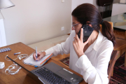 Una mujer haciendo teletrabajo