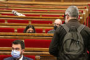 El president del Govern, Pere Aragonès, i el diputat de la CUP Carles Riera, abans de començar un ple al Parlament.