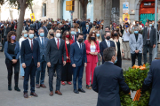 El Govern de la Generalitat, encapçalat pel president Aragonès, mirant com col·loquen l'ofrena floral al monument de Rafael Casanova.