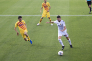 Javi Bonilla, durant el Barça-Nàstic de la temporada passada, amb l'oposició de Pedri i sota l'atenta mirada de Sergio Busquets.