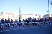 Imatge de la concentració del Corembe davant del monument franquista de Tortosa.