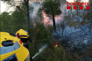 Dos Bombers treballant en l'incendi.