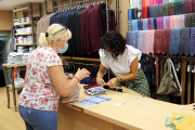 Una dependienta y una clienta en una tienda de ropa de la calle Monterols de Reus.