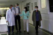 La ministra de Sanitat, Carolina Darias, en una visita al Clínic, amb el conseller de Salut, Josep Maria Argimon; el director general de l'hospital, Josep Maria Campistol, i la delegada del govern espanyol a Catalunya, Teresa Cunillera.