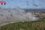 La columna de fum de l'incendi de Vilafant, a la zona del puig d'en Corella i a tocar de l'AP-7.