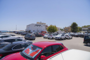 Imatge de vehicles aparcats davant de la platja de la Móra, molt freqüentada per banyistes durant la temporada d'estiu.