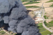 Incendi d'un camió frigorífic i dues naus a Torrelameu