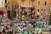 Imatge general de la plaça de les Cols amb els pilars carregats.