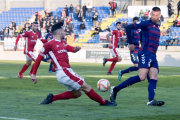 Robert Simón penjant una pilota a l'àrea.