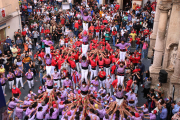 Pla general dels castellers de la colla Jove Xiquets de Tarragona carregant pilars a la diada castellera de Santa Teresa del Vendrell.